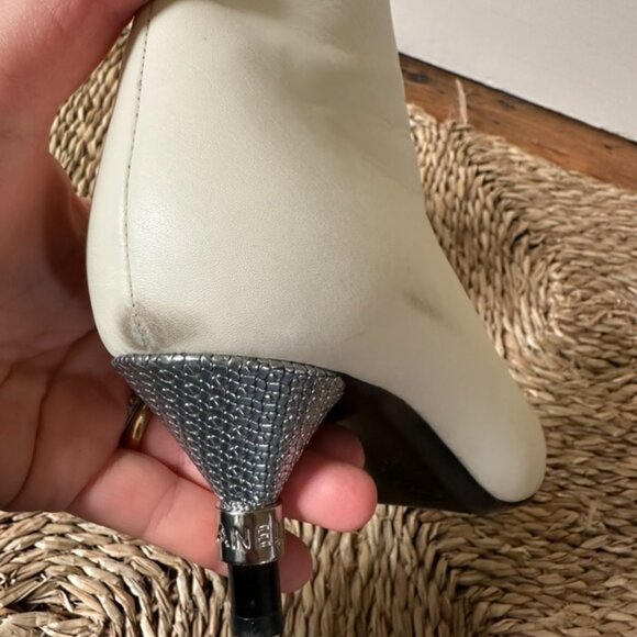 Chanel CC logo Black and White round toed boots - Picture 6 of 7